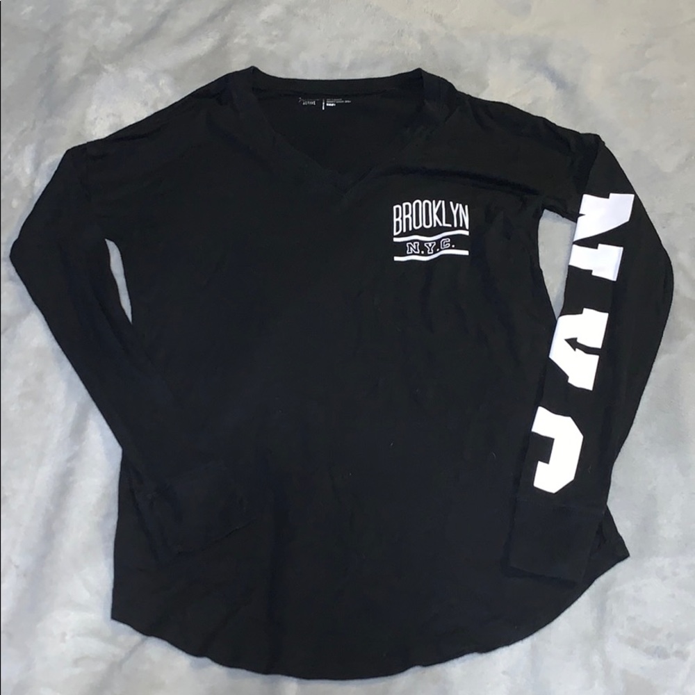 🎀3/$20 NYC long sleeve